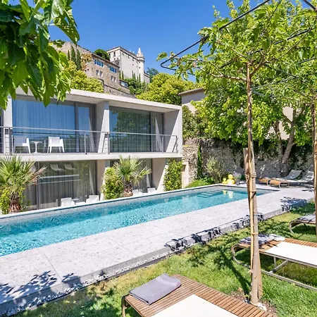 Frühstückspension Le Pavillon M, Piscine Et Au Pied Du Chateau, Petit-dejeuner Inclus, Parking Prive Grignan
